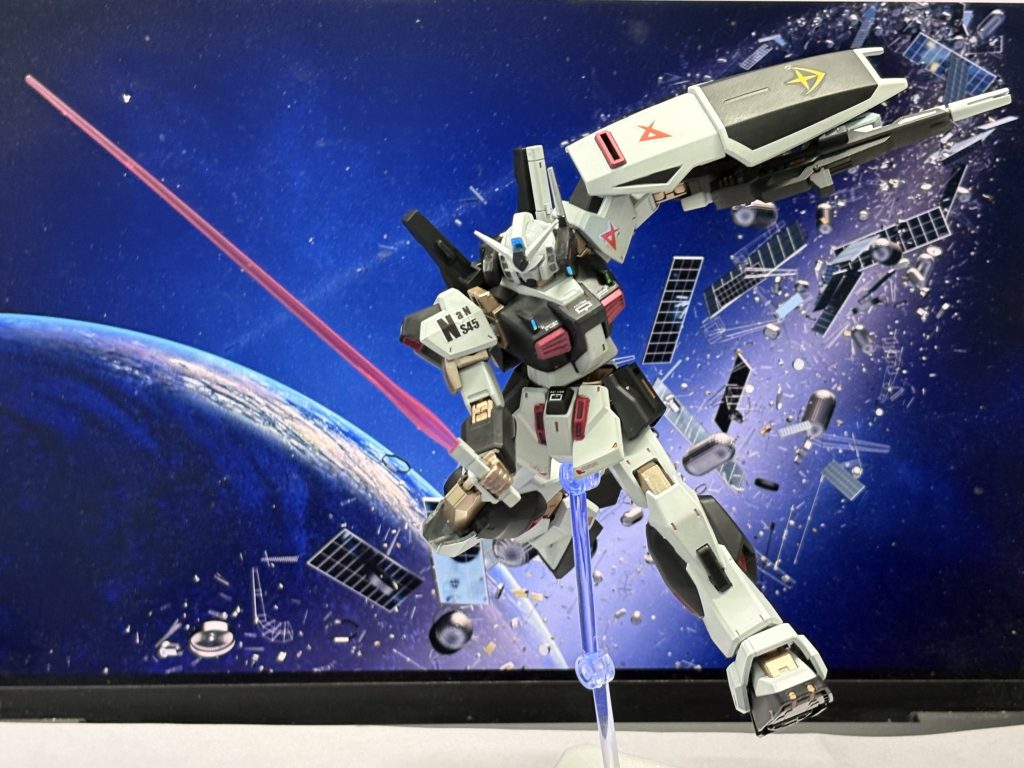 背景とスタンド消してないやつです。RGだと間違いなく左肩が保持できないですね