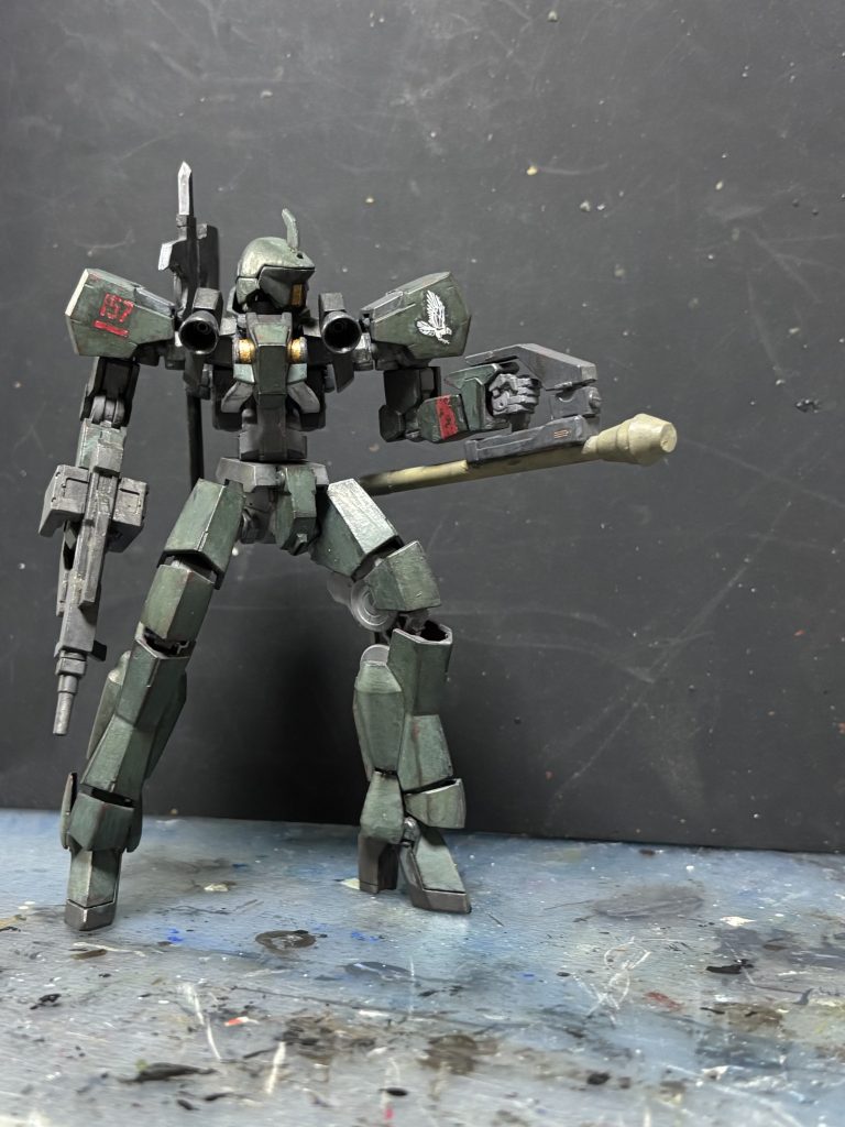 武装②:パンツァーファウスト基地建造物の破壊用に装備させました。弾速は遅いですが、当たりさえすればMS相手でも強力というのが個人的に好みの武装です。弾頭はスラスターのパーツを向かい合わせにし、その他プラパイプとジャンクパーツで自作。&nbsp;&nbsp;