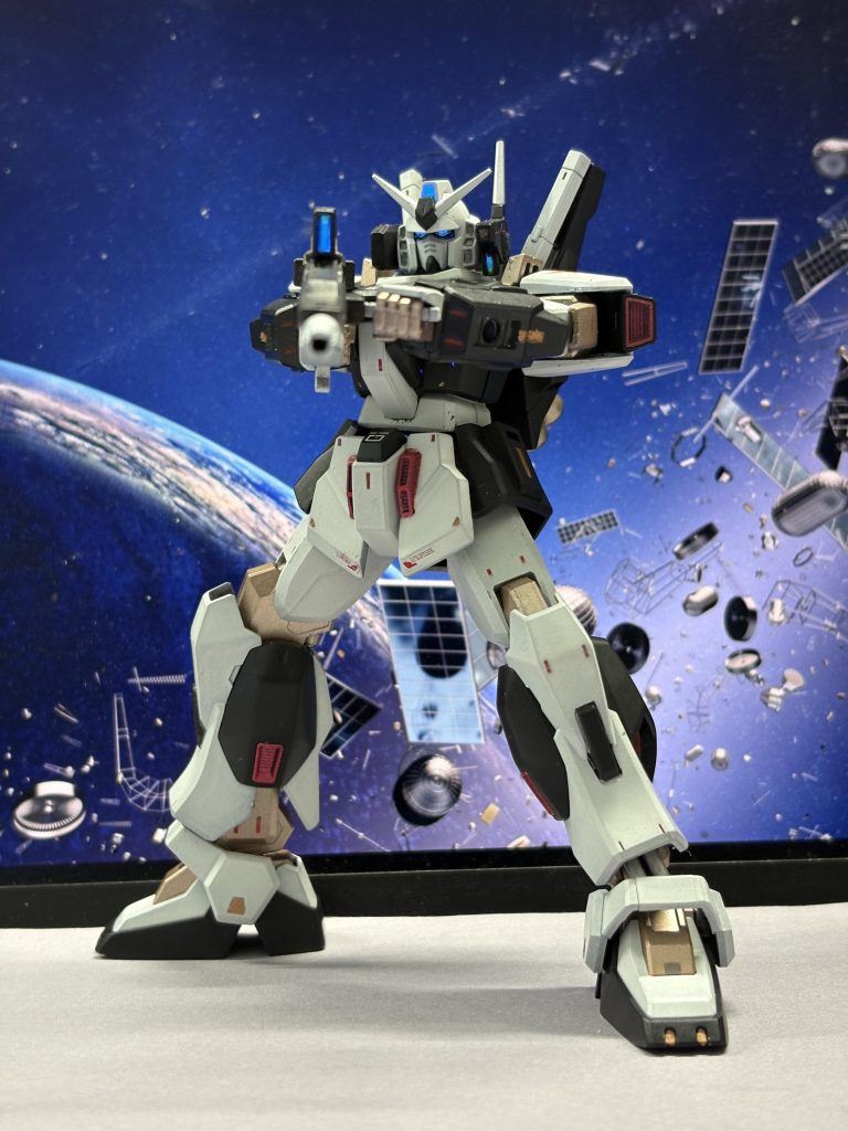 一応、眼も光るんです&リバイブ版は頑張ると両手持ちできますねショット。眼はクリアパーツの裏側から光っているので結構複雑な光り方になります。