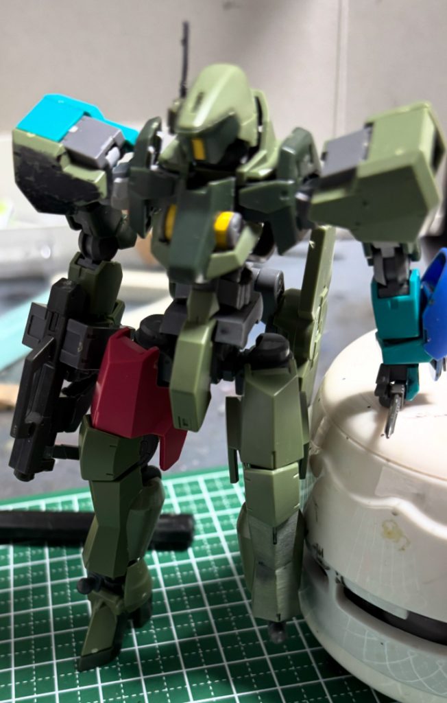 コンセプトを決めた最初期。左手にはワイヤーアンカー兼バックラーを装備させる予定でした。