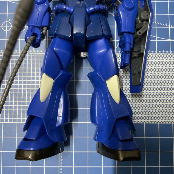 膝のパーツが硬化したので、帰宅後に頑張ってヤスリがけをしました。左右でパテの盛り方が違っていたため、大きさを合わせるのに苦労しました。なんとか形にはなりましたが、右脚の方がまだ若干大きいので、もう少し調整が必要です。が、明日も仕事なので、今日の作業はここまでです。（2枚目）