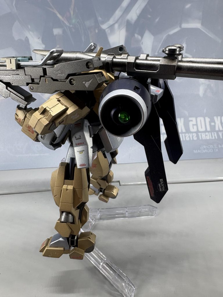 サイドの腰パーツは旧レジェンドガンダムを流用