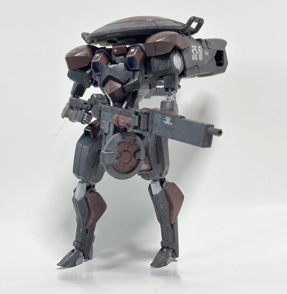 最初は偵察型にしようと思いましたが、改造を進めていくうちに文字通りの手持ち無沙汰を感じ、キット付属のライフルとジャンクパーツからレールガンを製作しました。