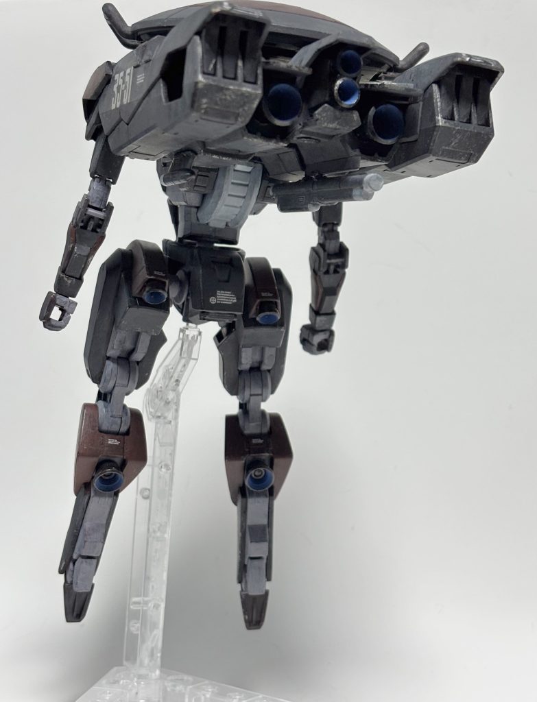 バックパックは偵察仕様だった名残りで、スケールモデルから流用したセンサーポッドや、小型化したスラスターを装着してます。