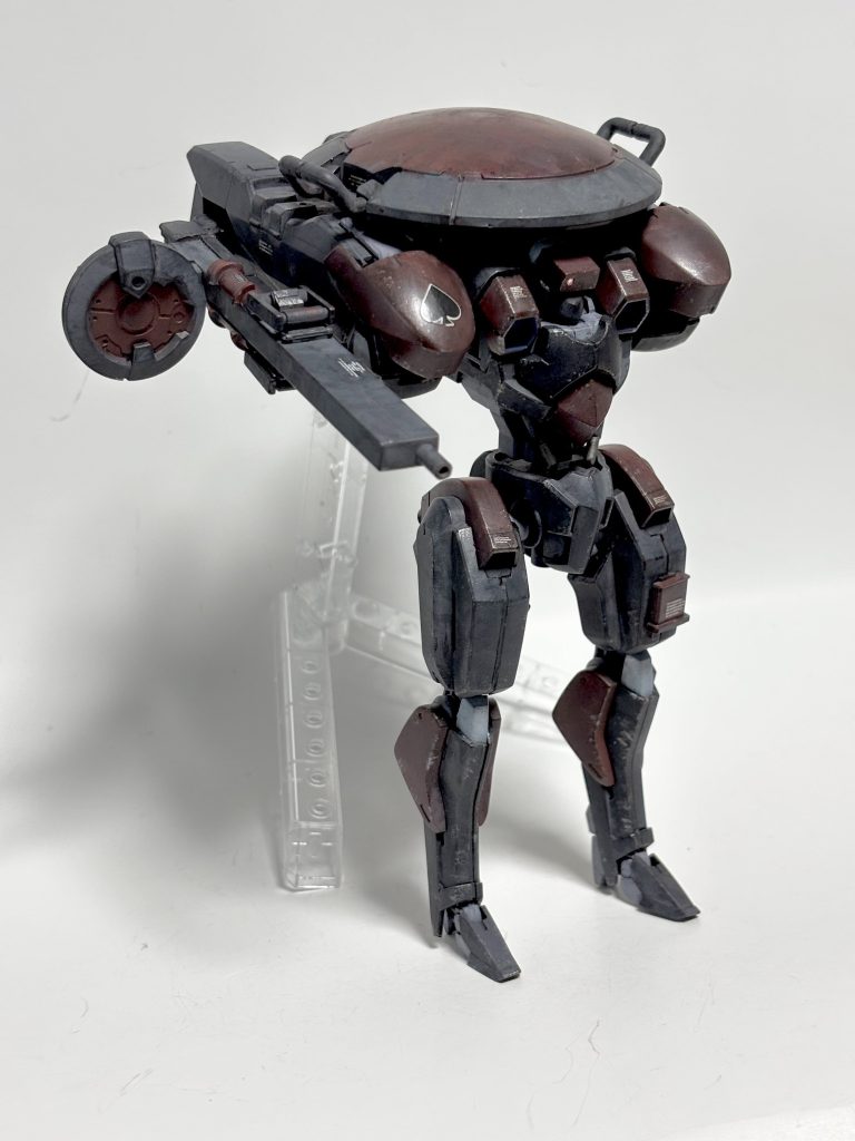 ライフル基部の関節を残しているので、レールガンをバックパックに収納して飛行形態に変形させることもできます