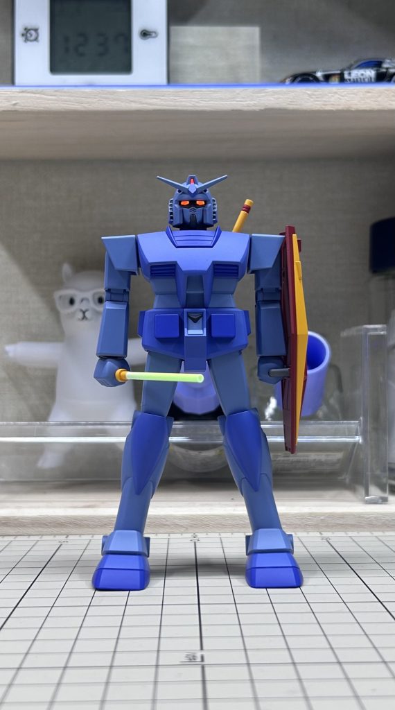 前作同様にカメラアイに蛍光色を塗ってあるのでブラックライトで光ります。ジオング→ドム→ギャンとジオン系カラーが続いているのでそろそろ連邦系カラーでも塗りたいんですが、それ以上にジオン系カラーのアイディアが浮かんでくるので悩んでいます笑最後までご覧いただきありがとうございました！