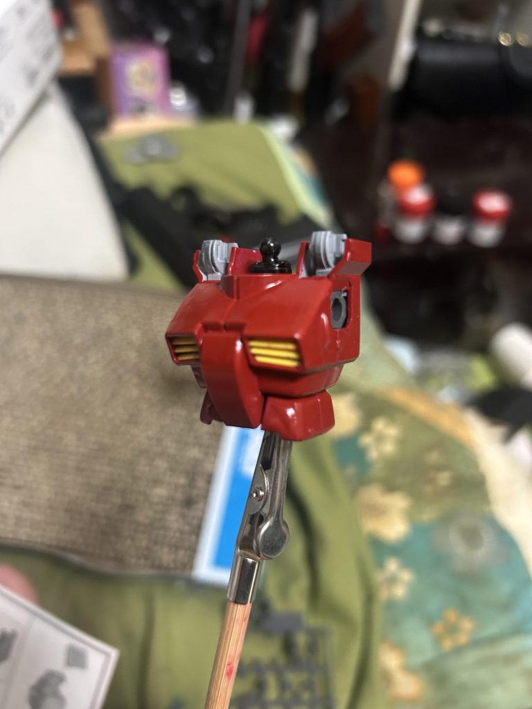 作品名：初めてhgに筆塗装している<p>ミスターホビーさんのつや消しレッド使って塗装頑張ってます。地道に頑張ります〜。完成したら石を投げさせたいな</p>
