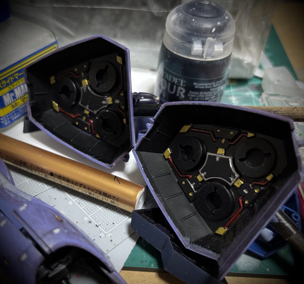 実はサフ吹いた後にバーニアをそっくり紛失しまして💦家にあったパーツで誤魔化しました