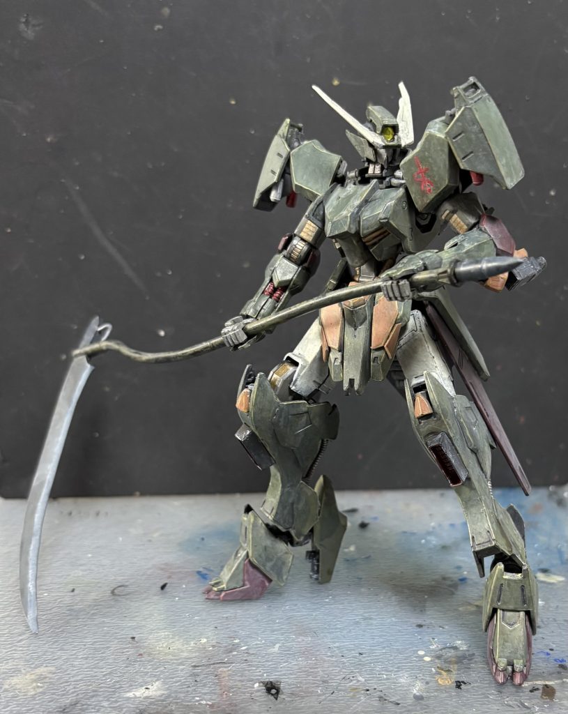 メイン武器の鎌を構えて。プラ板とジャンクパーツ武器の柄からセミスクラッチ。鎌の大きな刃は恐怖感を与え、心理的に有利に立つことにつながるのではないでしょうか?