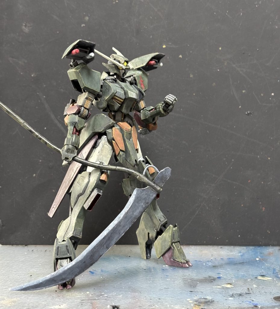 肩のナパーム/閃光弾を発射。身体とは独立して動くので動きが読まれにくいはずです。マントの裏に武器が仕込んであるみたいなやつのモビルスーツ的解釈です。