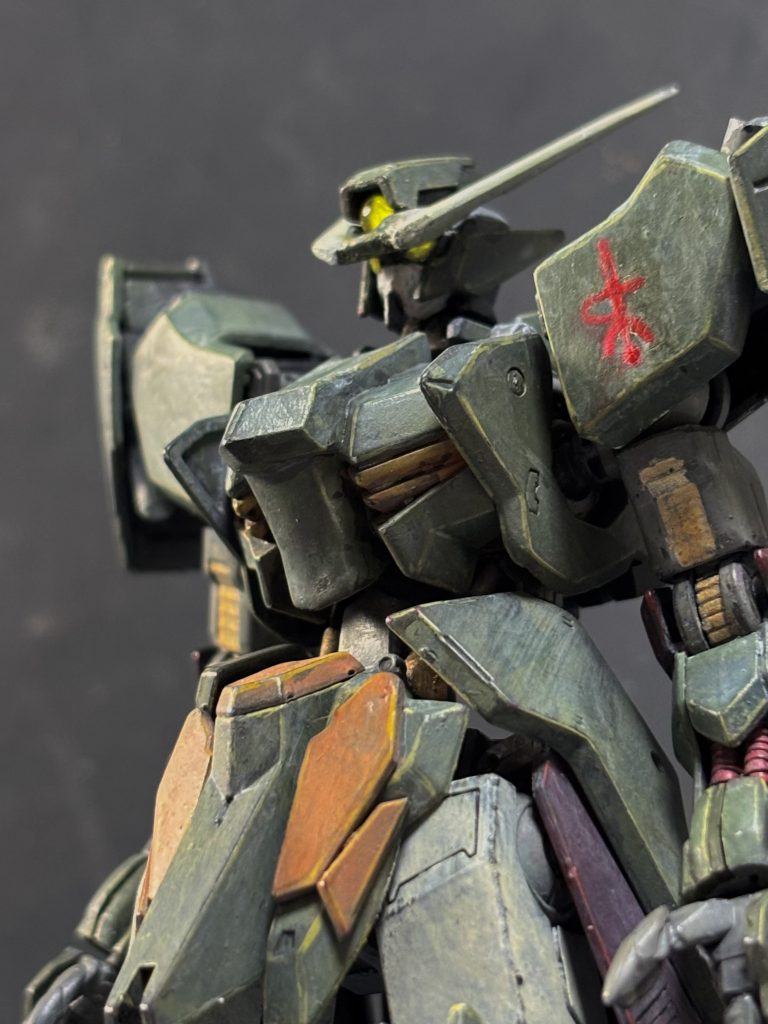 バストアップ。頭部はほぼフラウロスですが、ツノを大型化し、悪役顔のヴィタールのフェイスを移植。塗装は悪魔繋がりでクラウザーさん的な...日差し部分が長く、前が見えないので、額のモノアイがメインセンサーです。