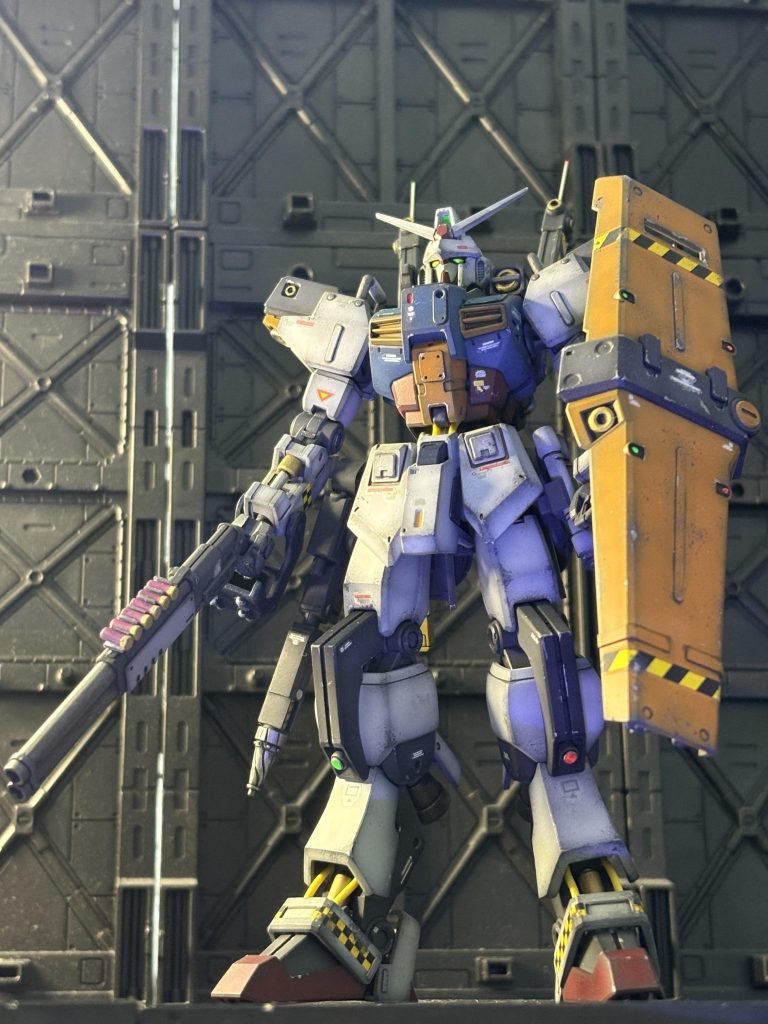 コロニー作業機という事なので、安全ラインを足、腕、ランドセル、シールドにデカールを入れてますー🙃作業機なのに、ショットガンを持っているのはいかがなもんでしょう🧐折角なので、予備弾丸をショットガンに付けてみた。