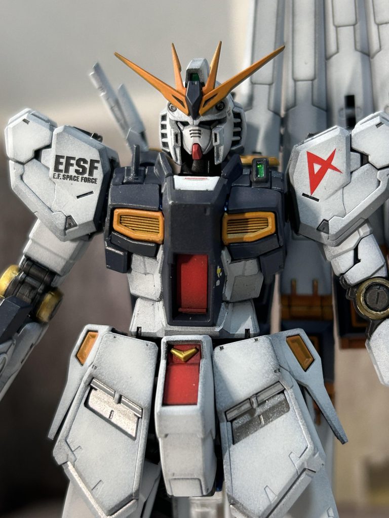 ホワイトは黒立ち上げのグラデーション塗装でダークブルーはMr.カラーのガンダムカラーνガンダムダークブルーで塗装しました。