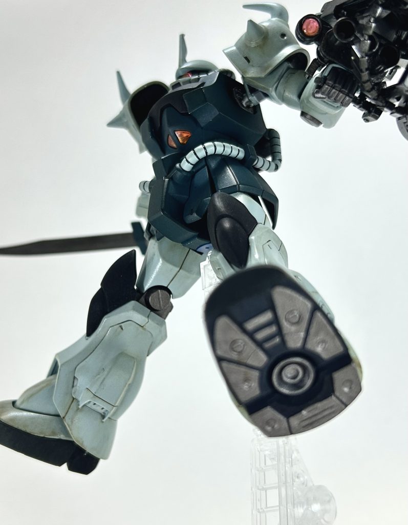 降下中イメージ、アオリショット足裏パーツを黒鉄色で塗り分け。