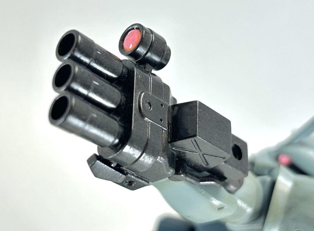 武装3 &nbsp;3連装35mmガトリング砲見えるところの合わせ目消しとスコープ部にはクリアパーツを取り付け。裏にラピーテープを貼ったので明るい色になってくれました。