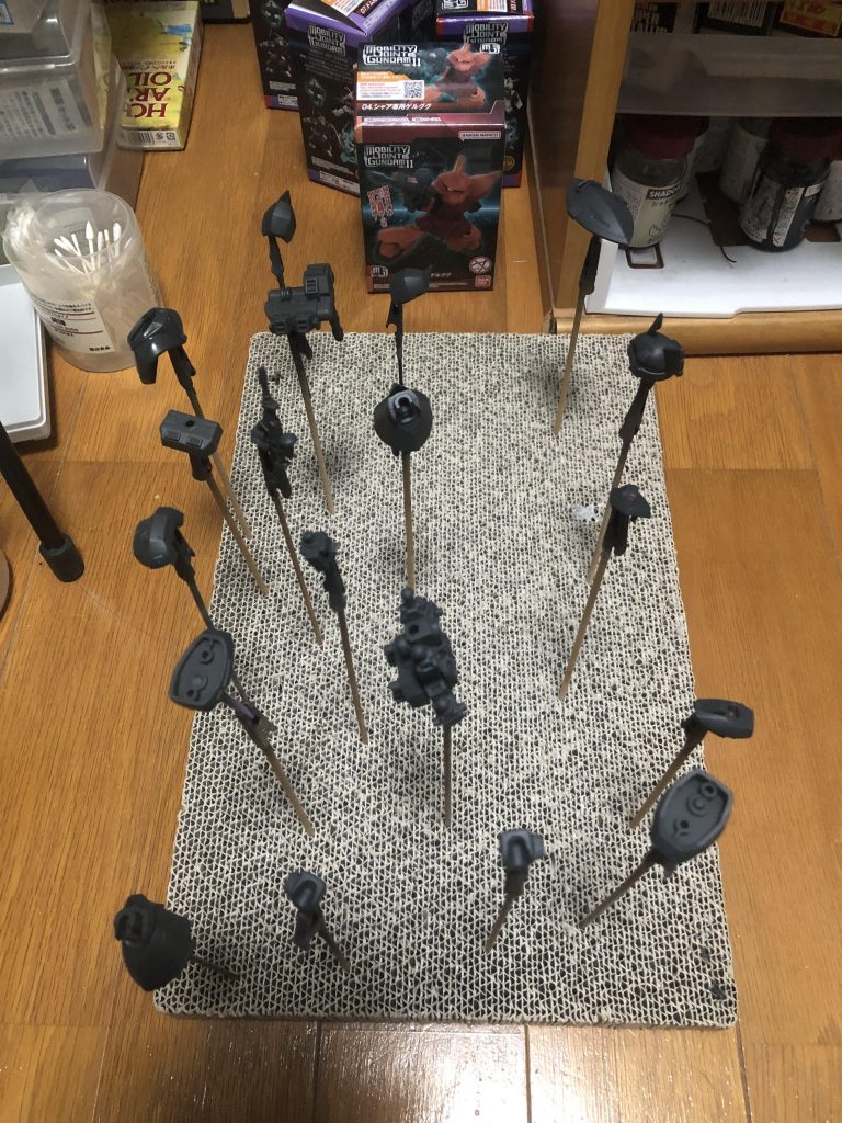 作品名：MJシャア専用ゲルググをサフりました✨<p>最近お気に入りのファレホのジャーマンパンツァーグレイを下地としました(zaku-kao8) 早く本塗装の筆塗りしたいので、下地はエアブラシで済ませました😋</p>
