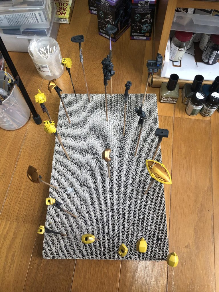 作品名：MJ″クワトロ専用″ゲルググの進捗！<p>残りの作業としては ・ドライブラシでエッジにハイライト塗装 ・細かい塗り分け ・ウェザリングカラーで内部フレームのスミ入れ 先日いったん完成した三凸ですが、 タミヤのウェザリングマスターでドライブラシを追加で行いました！ [&hellip;]</p>
