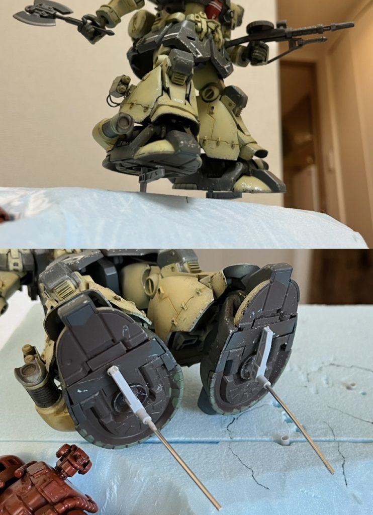 ドム独特のホーバリングを再現すべく足裏に着脱可能な真鍮製の支柱を作りジオラマベースに埋め込んだプラパイプに差し込める様にしました。