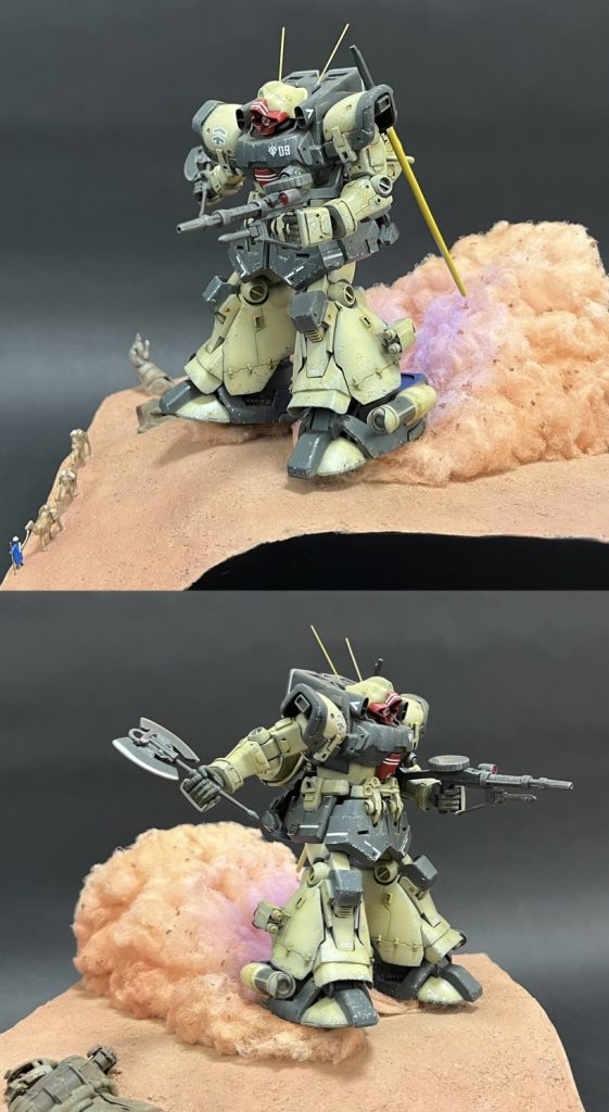 左右の砂煙の様子です。医療用の天然コットンを指でほぐしてある程度形を作った後、ピンセットを使い細かな煙の広がりを調整します。あとは煙が立体的に見える様に凹み部分を中心に地面と同じ色を吹き付け最後に艶消しクリアを全体的に吹き付けヘアスプレーの要領で表面を安定させました。紫色に映る部分はバーニアに見立てたブルーのミライトが反射している箇所です。