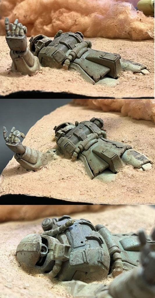 10年程前の一年戦争時にビッグトレーの艦砲射撃を間近に受けて吹っ飛び砂に埋もれたザクという設定です。ドムの手前の凹みはその時に出来たクレーター跡という設定です。