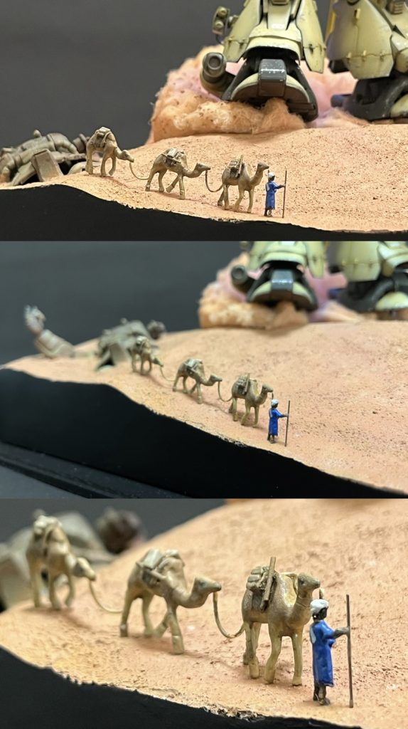 こだわりのラクダキャラバンです。コレも資料見まくってなんとか馬をラクダに変身させました💦ドムとの衝突コースです…。果たしてこの子達の運命は如何に💦