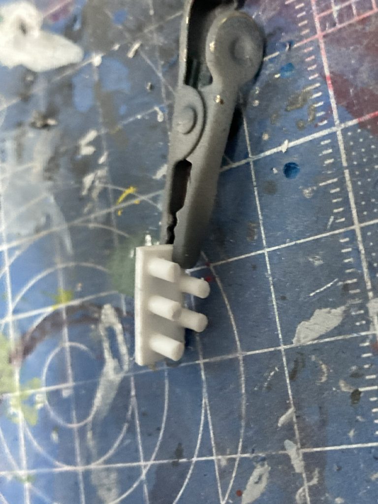 ミサイル部分は元のくぼみ箇所に２ｍｍの穴をあけ、そこに同寸のプラ棒を入れました。ただそれだと固定と塗装が難しいので、中身をくりぬいてプラ板に固定する形にしました。