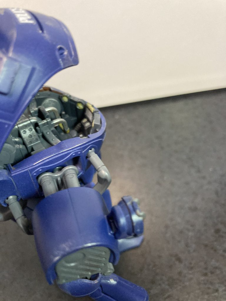 コックピット内部。しっかりとペダル類もあるので、無理しない範囲で塗りました。正面のモニター部分はダイソーの装飾テープです。