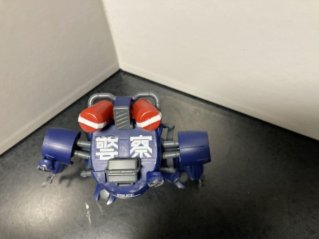 上部。軍警ザクのシールドに貼る警察シールを分割して横に貼りました。この位置にしたのは正面だとサイズが合わないことと、ドラケンＥのサイズ的にザクからはちょうど見下ろされるので、上から見えるように、というこじつけです。