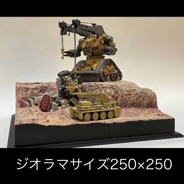 ジオラマ次回作は…GQ軍警ザクにしようか…とも思ったのですがジオラマのイメージが中々浮かばず…また「レクイエム！」です。頭の中にジオラマのイメージが沸き立ちました！ガンダム＋ソラリザクでリサイクルセンターでの死闘を再現してみようかと…。発売初日に朝から並んで苦労して購入したキットにようやく手を出します😭ジオラマサイズは300×300ないし500×300（アクリルケースのサイズ）でないと2機をバランスよく配置するのが難しいです。かなり大掛かりなモノになりそうです。鉄道模型のコンテナや自動車をある程度の数用意しなければなくコストが掛かりそうです😅（コンテナが高い😭）傘増しとか一部自作とか工夫が必要です。コンテナや廃車の山の間から最近覚えたてのスモークを立ちこめさせてその中にガンダムをカッコよく立たせたいですね😆もの凄い長丁場になりますね…キットは誰かに作ってもらつて自分はジオラマだけ楽しみたい気分です😅また随時ストーリーを投稿させて頂きます🙇🏼‍♂️（5枚目）