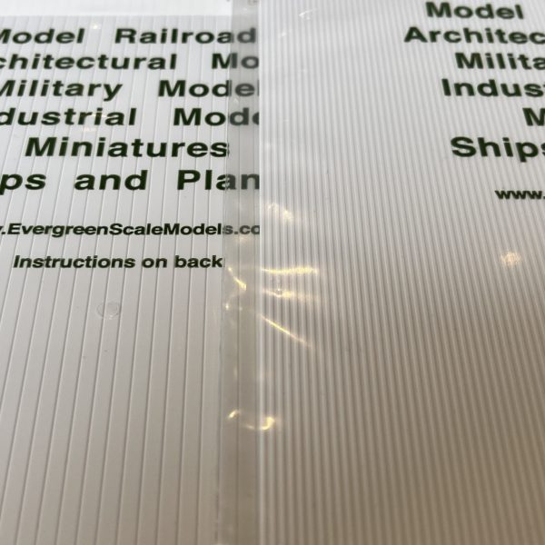 本日、ジオラマ次回作用の買い出しへ…😊1/144の自衛隊トラック（ピットロード）、有刺鉄線付フェンス（エッジングパーツ）、パターン付のプラ板（エバーグリーン）2種類…と結構な出費となりました。レクイエムにも似た様なトラック出てたと思います。使えそうな感じだったのでジオラマの片隅にアクセントとして置いてみようかと…。フェンスはクルジユ-ナポカ基地で度々見掛けましたがリサイクルセンターでも当然あったかと…有刺鉄線付です。いいモノを見つけました😄鉄道模型用のコンテナも実物をじっくり確認しましたがコンテナ1個当たりなんと600〜1000円します😭今回のジオラマでは大量に必要になると思われるのでエバーグリーンのプラ板で大量に自作する事にしました。パターン付プラ板2枚で2000円ですが普通に出来合いのコンテナを大量に購入したら余裕で1〜20000円する事でしょう…😇あとは廃車の山をどうするか？ですがなんとか安いミニカーを探したいと思います😅（4枚目）