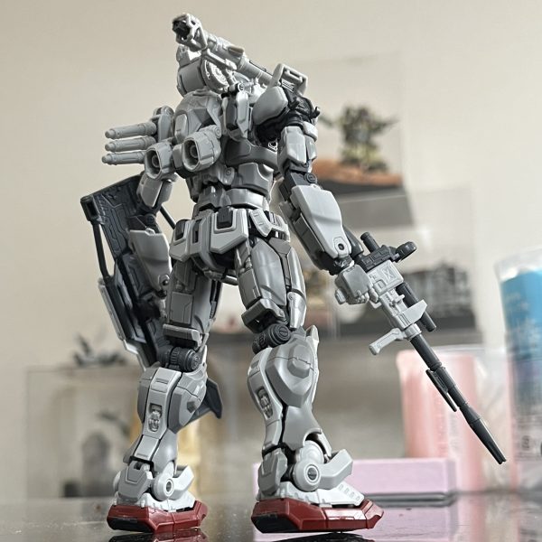 ガンダムEX仮組みしてみました。廃車の山を築くための車も購入しました。大体4台入りで2500円が平均価格でしたが6台入りで530円のモノを見つけたました。昔のクラウンです😅どのみちペシャンコの廃車に加工するので車種への拘りはありません😁店にあるだけ購入しましたがこの計18でも足りないので山を築くには傘増しの工夫が必要です。（3枚目）