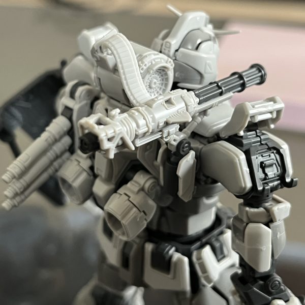 ガンダムEX仮組みしてみました。廃車の山を築くための車も購入しました。大体4台入りで2500円が平均価格でしたが6台入りで530円のモノを見つけたました。昔のクラウンです😅どのみちペシャンコの廃車に加工するので車種への拘りはありません😁店にあるだけ購入しましたがこの計18でも足りないので山を築くには傘増しの工夫が必要です。（4枚目）