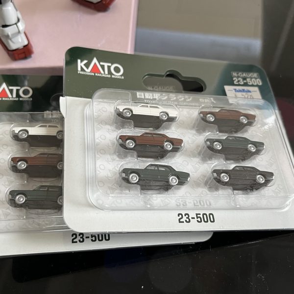 ガンダムEX仮組みしてみました。廃車の山を築くための車も購入しました。大体4台入りで2500円が平均価格でしたが6台入りで530円のモノを見つけたました。昔のクラウンです😅どのみちペシャンコの廃車に加工するので車種への拘りはありません😁店にあるだけ購入しましたがこの計18でも足りないので山を築くには傘増しの工夫が必要です。（5枚目）