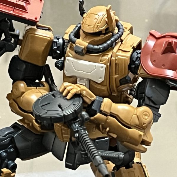 ソラリザクⅡ仮組みしました。ジオラマの構図はこんな感じをイメージ😁ザクの背後に廃車の山、ガンダムの手前にコンテナの山を築きます😅レクイエム観た人は分かりますよね…300×300のベースでは収まりそうもありません。大きめに作って色んなシーンを楽しめるようなジオラマにするのも一興ですね😆（6枚目）