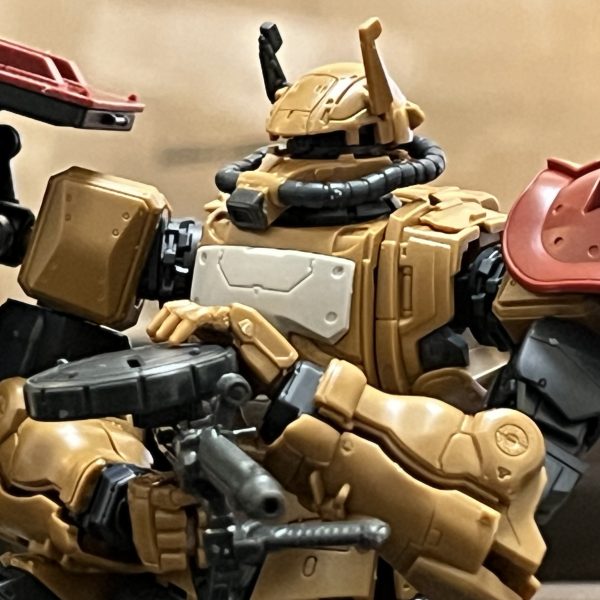 ソラリザクⅡ仮組みしました。ジオラマの構図はこんな感じをイメージ😁ザクの背後に廃車の山、ガンダムの手前にコンテナの山を築きます😅レクイエム観た人は分かりますよね…300×300のベースでは収まりそうもありません。大きめに作って色んなシーンを楽しめるようなジオラマにするのも一興ですね😆（7枚目）
