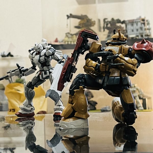 ソラリザクⅡ仮組みしました。ジオラマの構図はこんな感じをイメージ😁ザクの背後に廃車の山、ガンダムの手前にコンテナの山を築きます😅レクイエム観た人は分かりますよね…300×300のベースでは収まりそうもありません。大きめに作って色んなシーンを楽しめるようなジオラマにするのも一興ですね😆（2枚目）