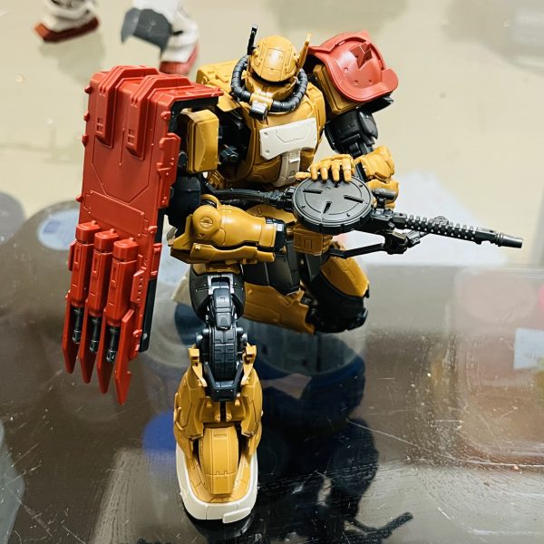 ソラリザクⅡ仮組みしました。ジオラマの構図はこんな感じをイメージ😁ザクの背後に廃車の山、ガンダムの手前にコンテナの山を築きます😅レクイエム観た人は分かりますよね…300×300のベースでは収まりそうもありません。大きめに作って色んなシーンを楽しめるようなジオラマにするのも一興ですね😆（5枚目）