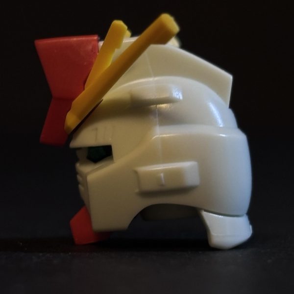 MGフルアーマーKaに寄せていこう。改造第1週です。(〜26.3.1)。モチベが高いうちにまずはお顔から。① 目付きが鋭くなるようにお顔を少しヘルメット側に押し込みました。鼻筋は除去。への字スリットは下側だけ掘り直し。顎も細くしました。②ヘルメットは両側面のダクトは別部品にする予定。頬を削り落として整えてます。頬のダクトも埋めてから掘り直し。③後頭部に丸みをつけて、トサカを延長。筋彫り追加しました。④ハイメガ拡張(やり過ぎました💦)、アンテナはキャノン脇のとこを肉盛りました。【感想】サフチェックって偉大ですね笑。色んなアラがいっぱい出て来ました。ガサガサ、歪み、不均一🤣‥修正してやるっ!MGフルアーマーのキットレビューがいっぱい上がって来るので資料には事欠きません。ありがたやー🥰(4枚目)