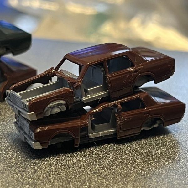 廃車の山を作る為にとりあえず10パターン作成。この10パターンを型取り粘土に押し付けレジンで大量コピーしようと思います。（6枚目）