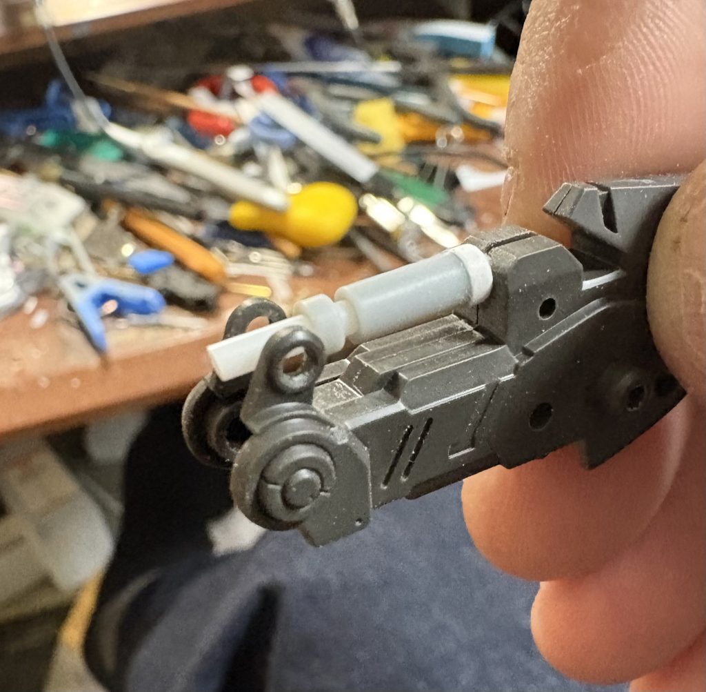 脛のシリンダーはプラパイプとプラ棒で自作したものに置き換え。それにしても、よくこんな汚い机で作れるな、と自分でも思います^_^