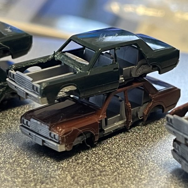 廃車の山を作る為にとりあえず10パターン作成。この10パターンを型取り粘土に押し付けレジンで大量コピーしようと思います。（5枚目）