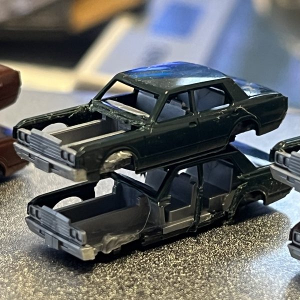 廃車の山を作る為にとりあえず10パターン作成。この10パターンを型取り粘土に押し付けレジンで大量コピーしようと思います。（4枚目）