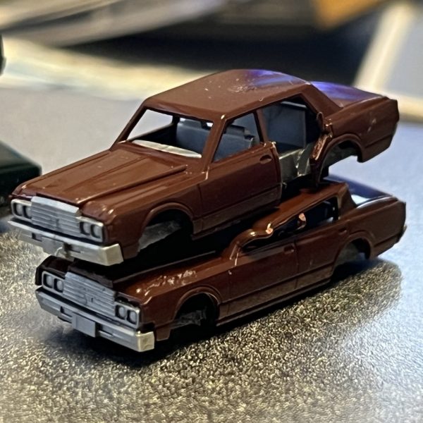 廃車の山を作る為にとりあえず10パターン作成。この10パターンを型取り粘土に押し付けレジンで大量コピーしようと思います。（3枚目）