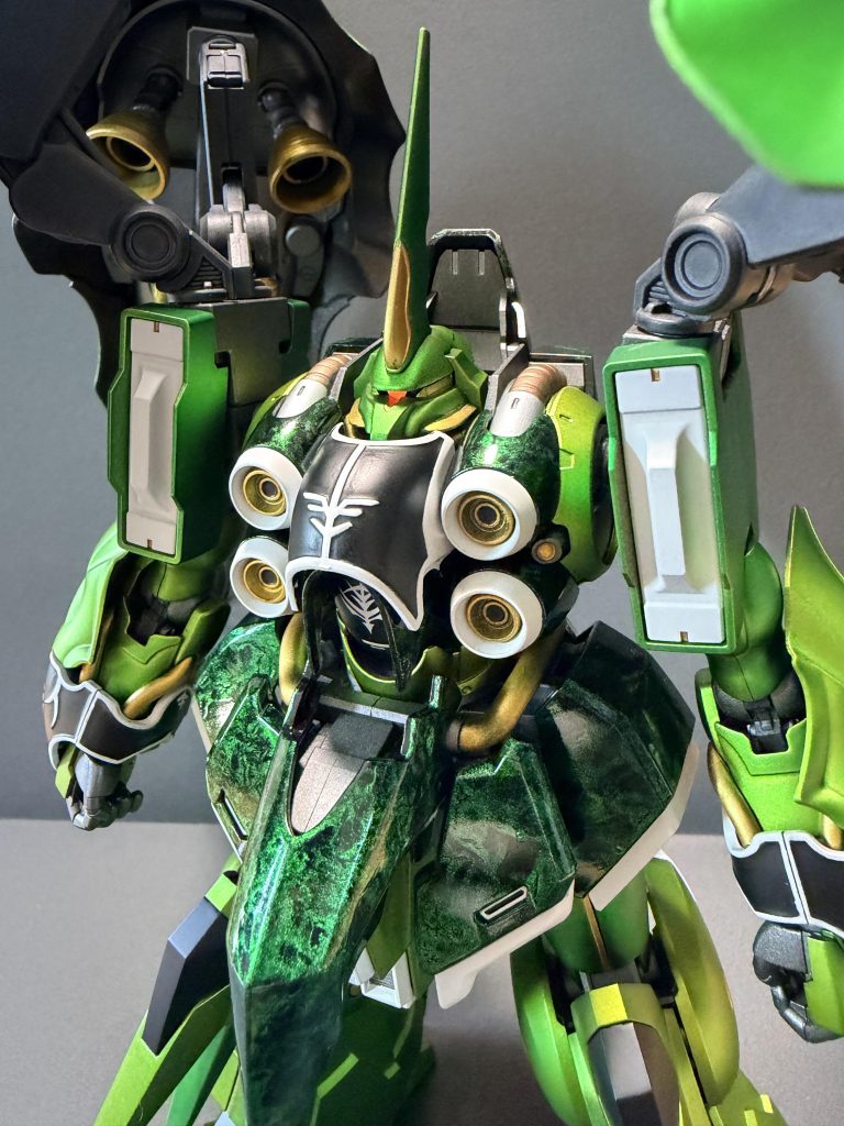 モノアイは別パーツ、紫外線で光ります。