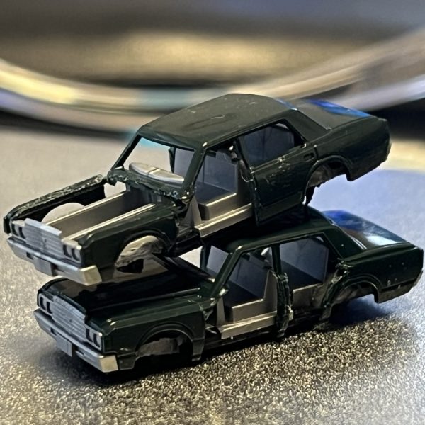 廃車の山を作る為にとりあえず10パターン作成。この10パターンを型取り粘土に押し付けレジンで大量コピーしようと思います。（2枚目）