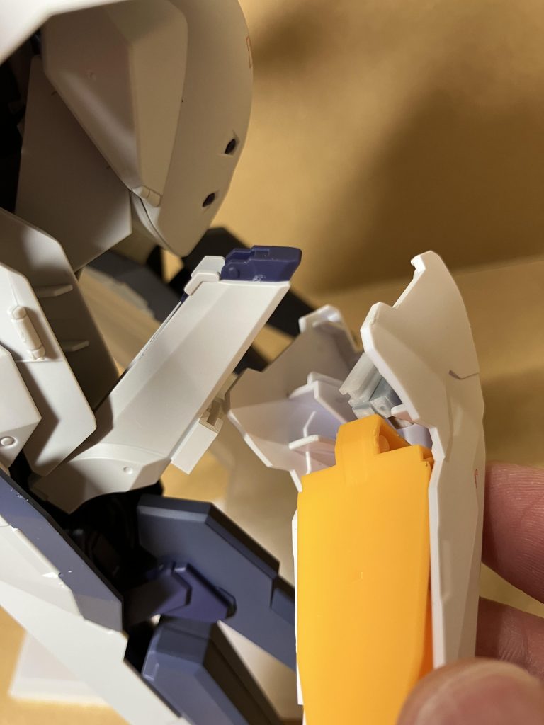 プラ材を噛ませてフライトユニットを取り付けます。