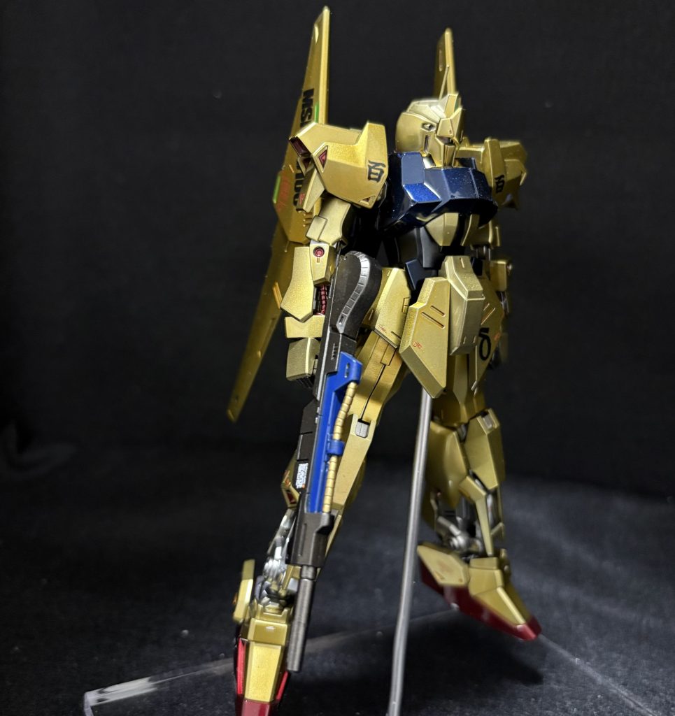 金をどう塗るか悩んだ挙句、結局クレオスのスーパーファインシルバー2を下地に、クリアイエローとクリアオレンジを混ぜたものでキャンディ塗装してみました。自分的には中々満足できる金色になったと思っています。