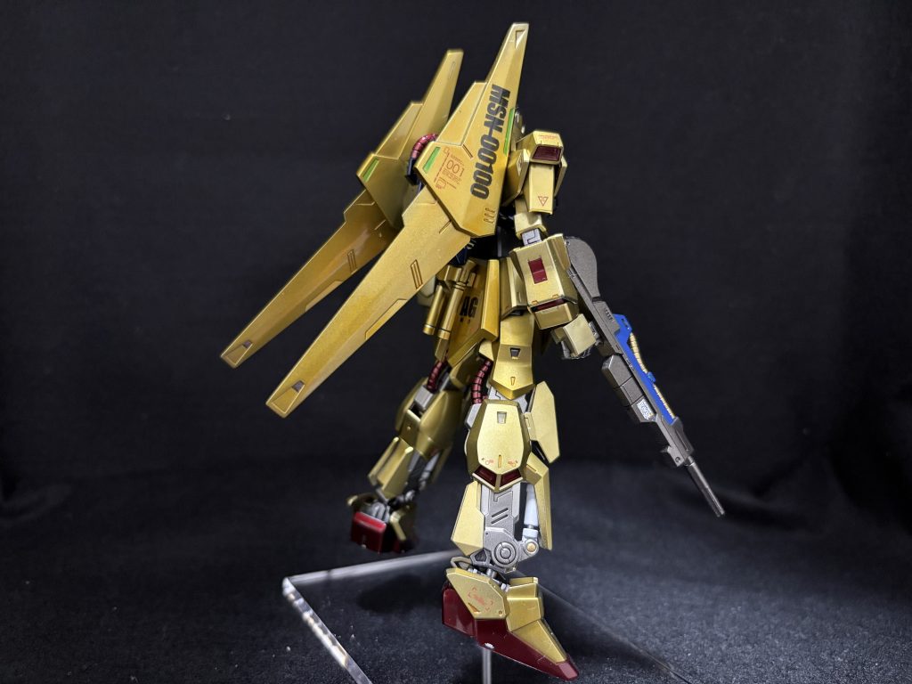 バインダーのデカールも一応研ぎ出ししていますが、やはり段差が消し切れていないというか、そもそも貼り方が汚い…。