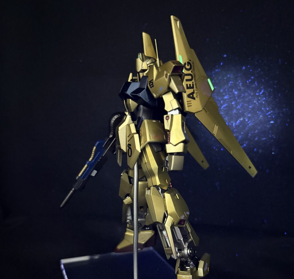 バインダーのディテールの一部を蛍光塗料で塗装してみました。後ろで星みたいに光って見えているのは「ホコリ」です^_^