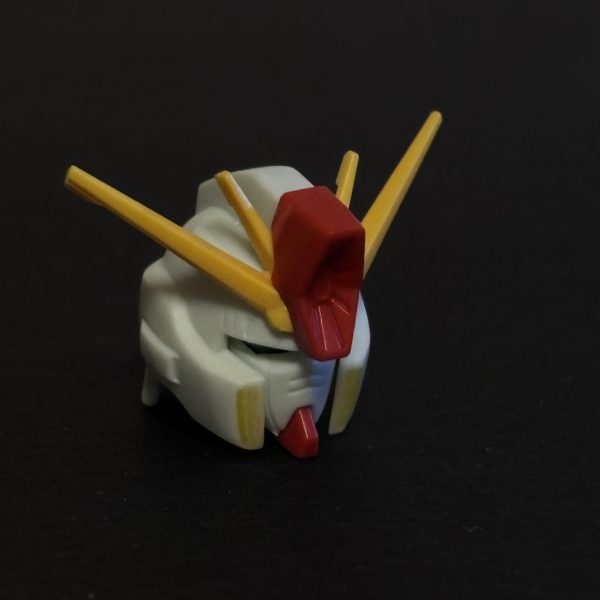 MGフルアーマーKaに寄せていこう。改造第1週です。(〜26.3.1)。モチベが高いうちにまずはお顔から。① 目付きが鋭くなるようにお顔を少しヘルメット側に押し込みました。鼻筋は除去。への字スリットは下側だけ掘り直し。顎も細くしました。②ヘルメットは両側面のダクトは別部品にする予定。頬を削り落として整えてます。頬のダクトも埋めてから掘り直し。③後頭部に丸みをつけて、トサカを延長。筋彫り追加しました。④ハイメガ拡張(やり過ぎました💦)、アンテナはキャノン脇のとこを肉盛りました。【感想】サフチェックって偉大ですね笑。色んなアラがいっぱい出て来ました。ガサガサ、歪み、不均一🤣‥修正してやるっ!MGフルアーマーのキットレビューがいっぱい上がって来るので資料には事欠きません。ありがたやー🥰(6枚目)